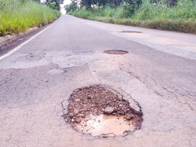 Rodovia Estadual entre a cidade de Itapaci e CrixÃ¡s estÃ¡ cheia de buracos e motoristas acumulam prejuÃ­zos