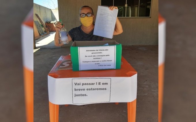 Campos Verdes: Professora entrega tarefas na porta de casa para ajudar alunos com acesso limitado Ã  internet, em Campos Verdes