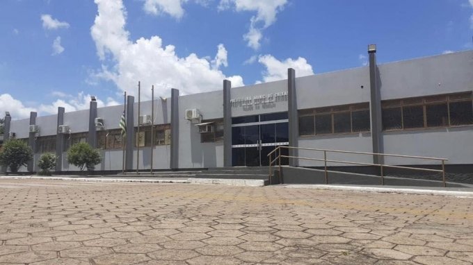 Prefeitura de CrixÃ¡s gasta quase R$ 1 milhÃ£o com trÃªs escritÃ³rios de advocacia