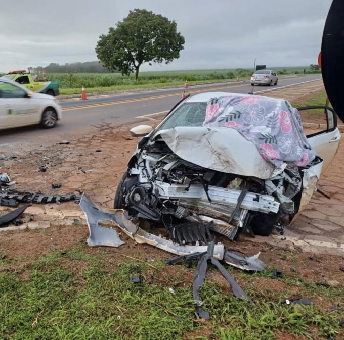 Motorista e pacientes morrem após colisão entre carro da prefeitura de Alto Horizonte e carreta na BR-153