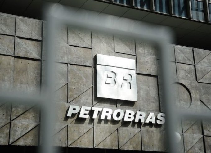 Petroleiros iniciam greve; Petrobras quer garantir abastecimento