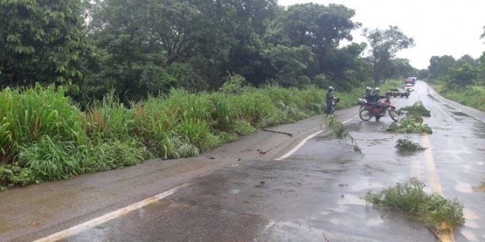 Pista cede e BR-153, em Estrela do Norte, Ã© interditada