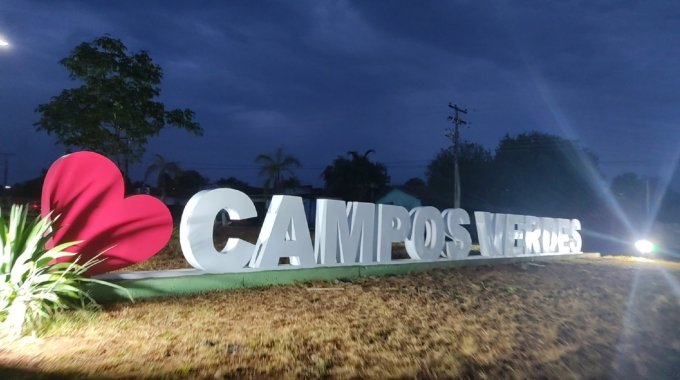 Prefeitura de Campos Verdes Instala Letreiro na Entrada da Cidade